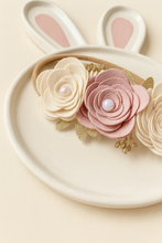 Load image into Gallery viewer, Bandita flor espiral decorada (crudo con rosa petalo)