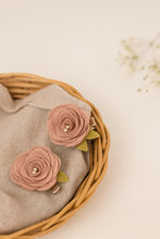Load image into Gallery viewer, Flor espiral x2 (rosa petalo/hojas verdes)
