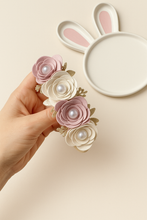 Cargar imagen en el visor de la galería, Bandita flor espiral decorada (crudo con rosa petalo)
