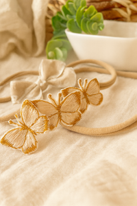 Set entre flores y mariposas