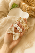 Cargar imagen en el visor de la galería, Set entre flores y mariposas
