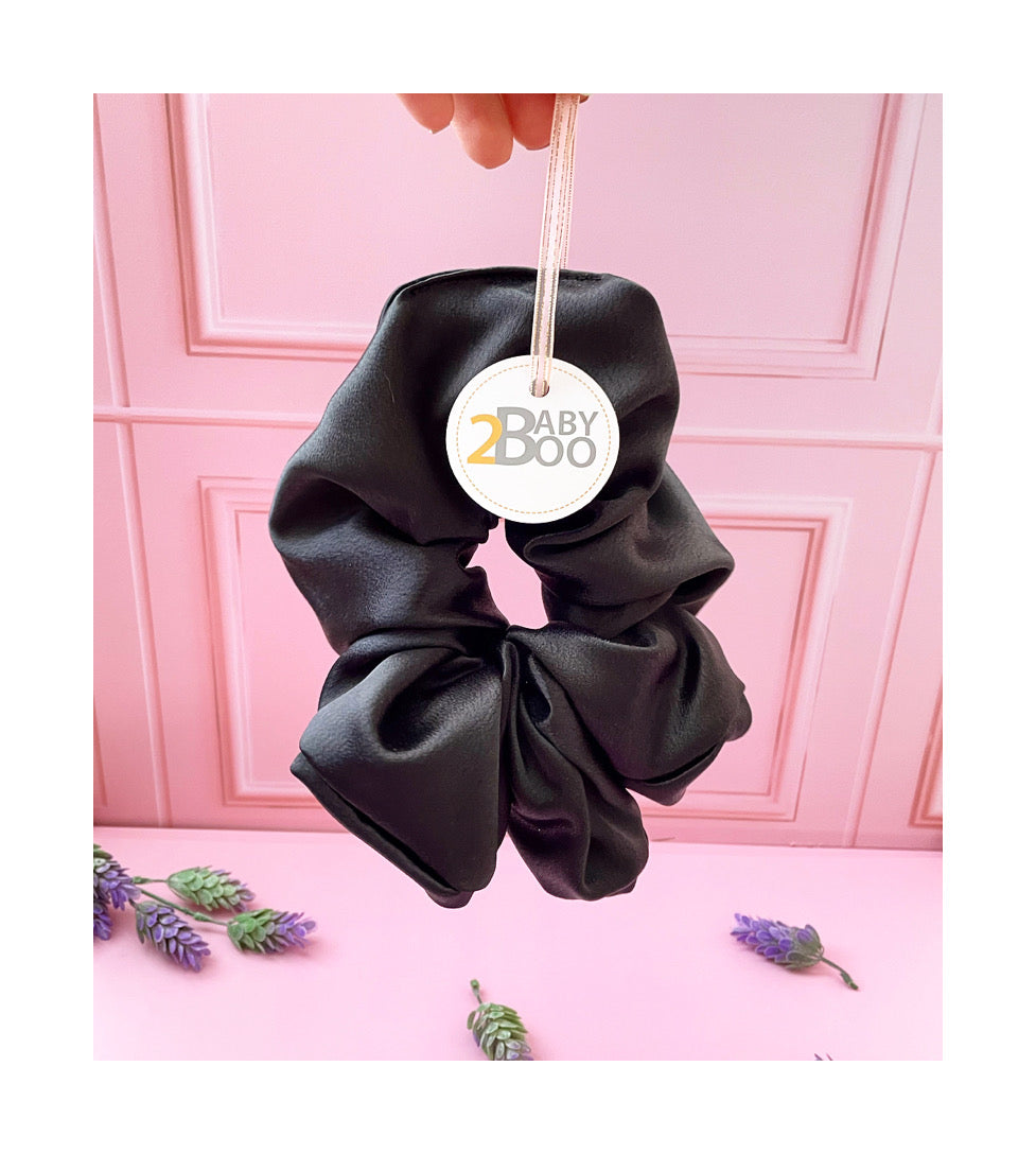 Scrunchie XXL negra satin