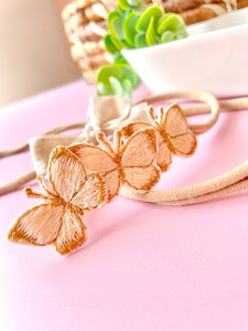 Set entre flores y mariposas